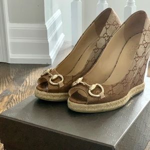 GUCCI Canvas peep toe wedge